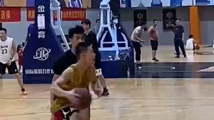 عام 2005 كان قويًا حقًا، وسحقني تمامًا مقارنةً بي في نفس الفترة! #تحدي_واحد_على_واحد_مع_2005