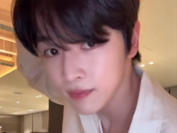 Boyband SM, berhentilah menjadi begitu abstrak