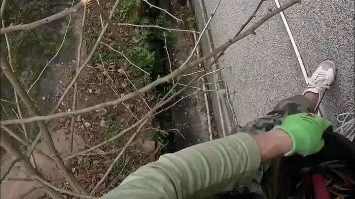 استبدال أنابيب الصرف على الجدار الخارجي، فواجهت جارًا غير عقلاني يعيقني بشتى الطرق.