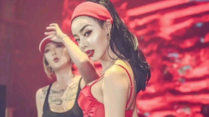 The young lady of the nightclub sang a wave of waves, turning over the audience, the waves were surg