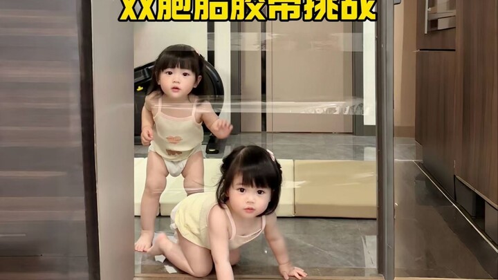 Thử thách băng dính của cặp song sinh | Cùng mẹ sinh ra, sao tính cách lại khác nhau đến thế?!