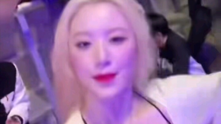 I am small but big Ye Shuhua selfie