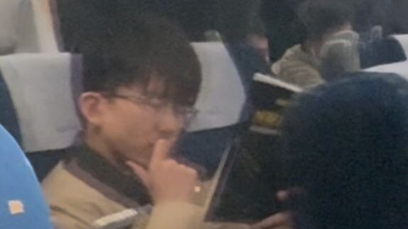 Bi Dao flies economy class, and I, as an employee, get to sit in first class?!