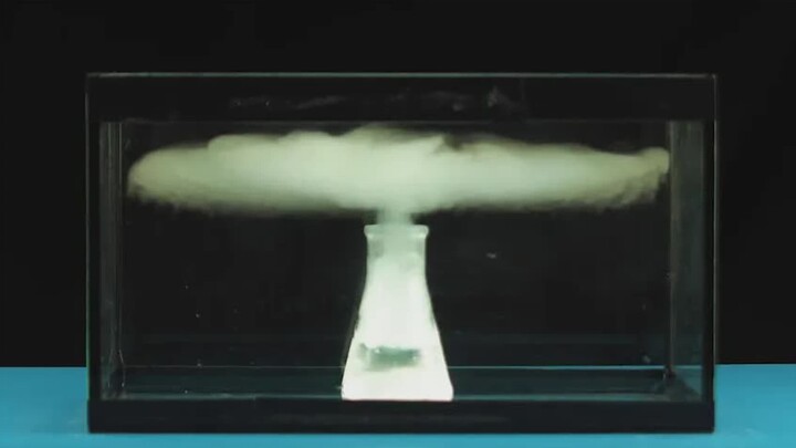 Dùng nitơ lỏng, đá khô và sulfur hexafluoride để tạo ra một đám mây