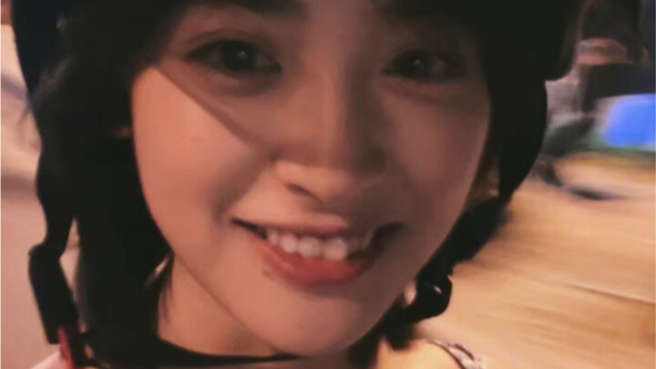 Damn! Shen Yue looks so sweet and youthful in a camisole this summer—pure, fresh vibes everywhere!