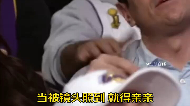 ماذا تفعل عندما تصطحب "زوجة" شخص آخر لمشاهدة مباراة NBA مباشرة وتصادف لحظة قبلة... #ليكرز #معسكر_إبد