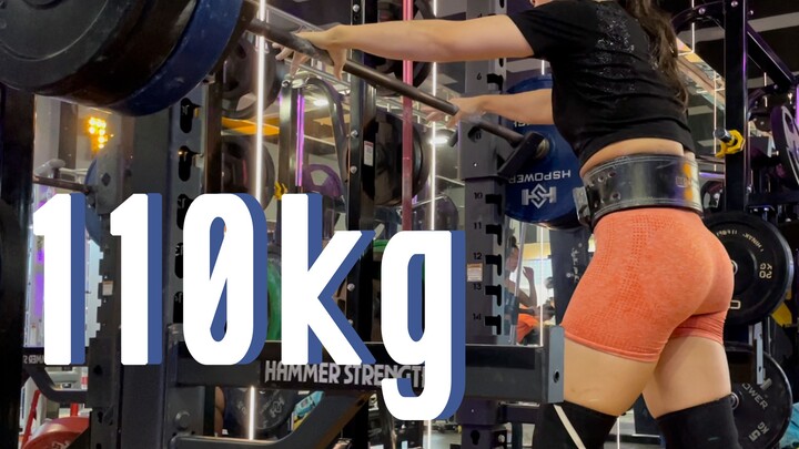 Khi một cô gái nặng 57kg coi việc tập squats với tạ 110kg thành thói quen