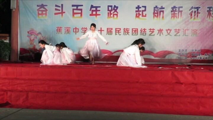 Nữ sinh trung học chân trần biểu diễn vũ đạo “Mây và Biển”