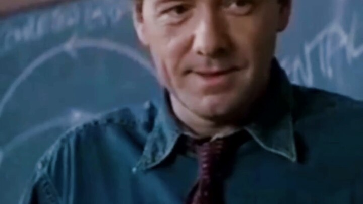 Gadis itu mencoba membujuk gurunya dengan cara apa pun