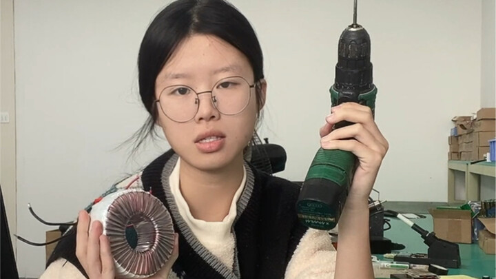 Nhìn gì vậy, nhìn máy biến áp chứ!