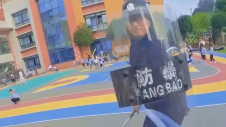 الزميل: أبوك اقتحم المكان!   الابنة: رائع، إنه أبي… انتهى أمرنا!