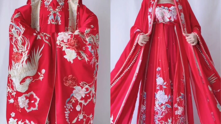 Dari dua set pakaian pengantin gaya Tiongkok ini, kamu akan memilih yang mana?