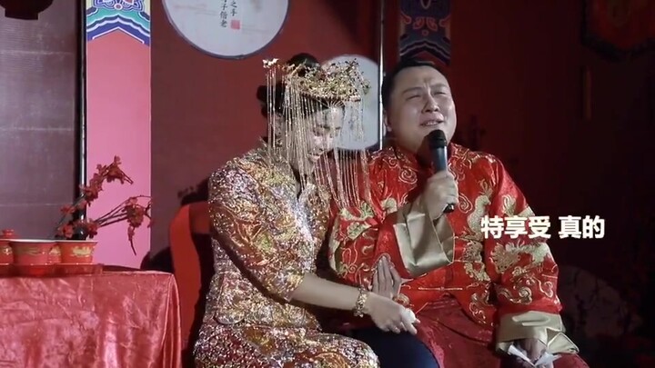 Chú rể dễ thương nhất từ trước đến nay! Giống như một vở kịch vậy, tôi cười muốn chết! Chắc anh ấy h