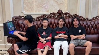 当你和亲戚们一起看电视但电视内容很尴尬