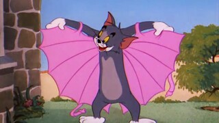 Ini benar-benar buruk. Ini benar-benar buruk. Tom ingin memakan burung itu secara diam-diam.