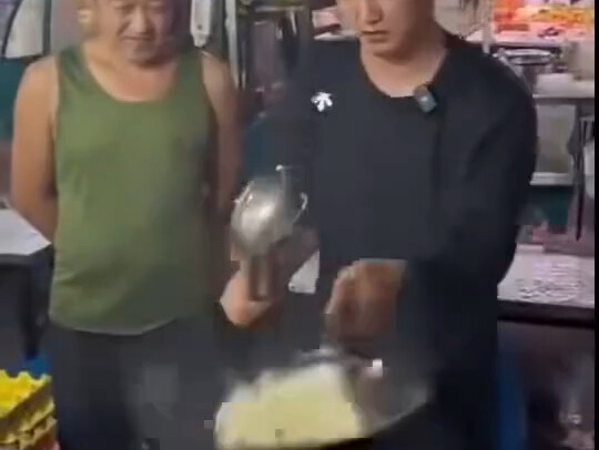 Tidak bisa membuat nasi goreng telur? Koki handal datang menggebrak dapur