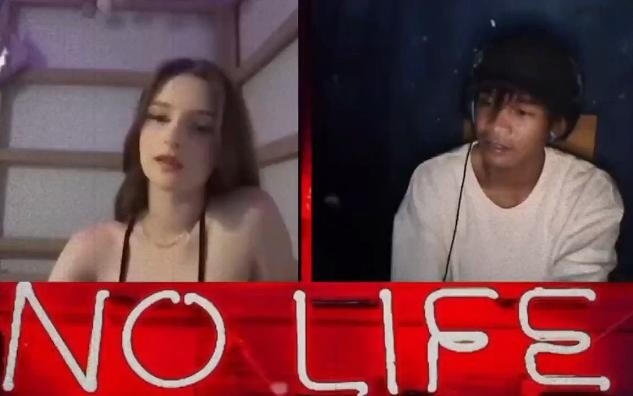 بمجرد أن تحدث الشاب الأجنبي، أذهل الفتاة بغنائه الجميل على الجيتار!