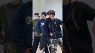 【EXO-CBX】250205 见面会练习室排练花絮，新鲜的帅哥！