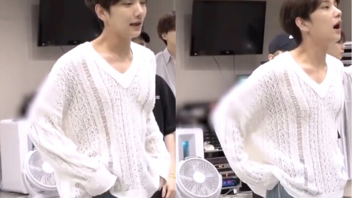 【Hong Ji-soo】White sheer outfit + small cleavage = my little mommy
