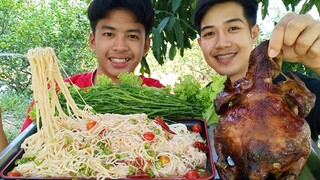 ตำขนมจีน ตำข้าวปุ้น กินกับไก่ย่างตัวใหญ่ๆ ลำขนาด.