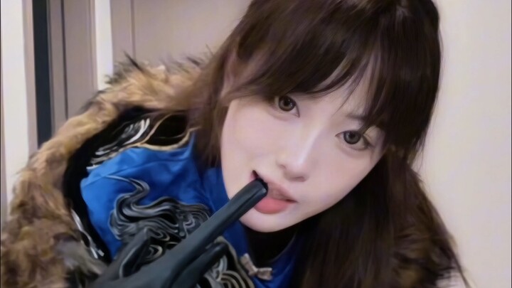 Tutorial senjata pisau tinju oleh komentator wanita Liu Lian dalam game Eiyuu Senki