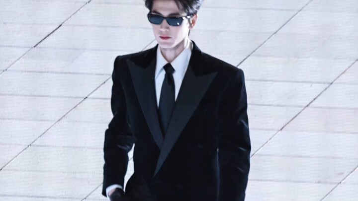 Ling Di makes his entrance, and the whole venue erupts! His billowing black coat occasionally flashe