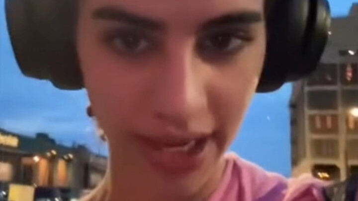 ترتفع زوايا شفتيّ من الفرح، هيا إلى الصالة الرياضية!