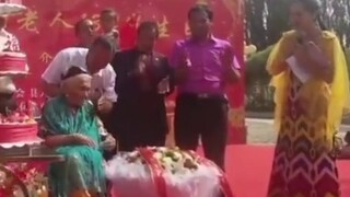 Pria tertua di Tiongkok merayakan ulang tahunnya yang ke 134. Ia lahir pada Dinasti Qing dan hidupny