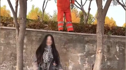 คุณลุงรักษ์โลก ยืนขึ้นบนที่สูงโดยไม่รอให้ใครบอก โปรยใบไม้เพื่อช่วยสาวสวยถ่ายรูป