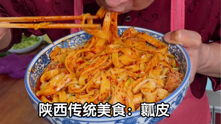 Cách làm bánh da nhân Thiểm Tây, phần rửa bột làm bánh da mát lạnh đã khiến mọi người lúng túng; nay