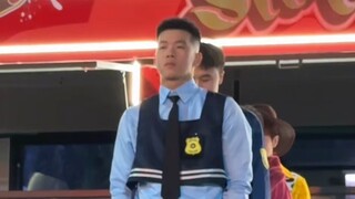 Học sinh thể dục dụng cụ bảo vệ nhảy theo nhạc blackpink