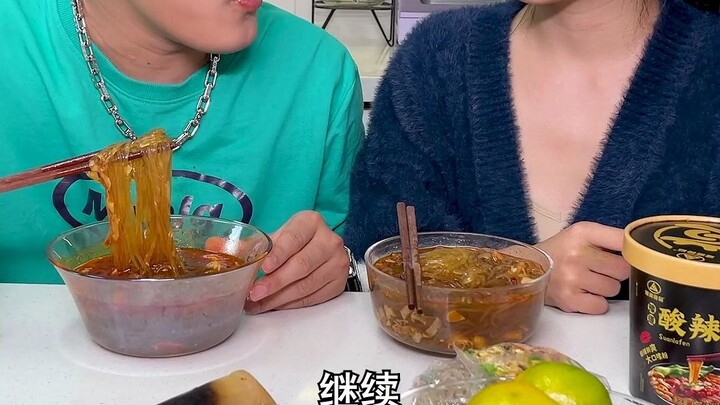 #BlackGoldSourSpicyRiceNoodles Guess who’ll finish this bowl first~ #ChowDownOnRiceNoodles #SoDelici