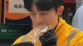 Chàng giao hàng ngoại hình xuất sắc giống hệt Dịch Dương Thiên Tỉ, vừa uống nước vừa cắn bánh mì bên