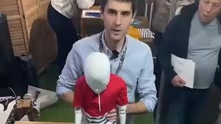 Kaos anak-anak yang tampak biasa ini, begitu direndam dalam air langsung berubah menjadi jaket pelam