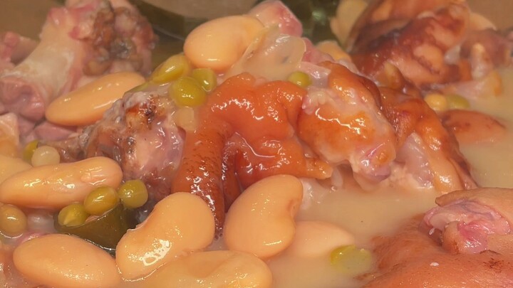 Soothe your summer heat, one bowl of Mom’s night‑braised pig’s trotters soup at a time!