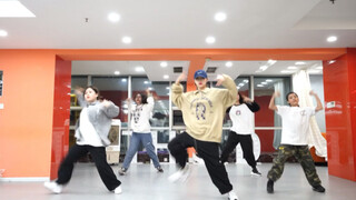 Hip-hop berbingkai besar yang sangat menawan, dikoreografikan oleh Hu Bowen