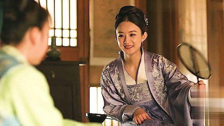 “Rong muội đừng sợ, nàng vốn là tiểu thư tướng môn, phải học lấy sự dũng cảm vô úy của phụ thân mới 
