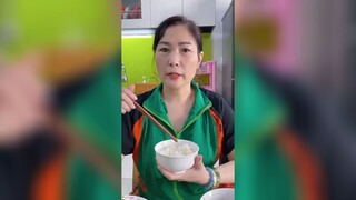 Mẹ con nhà này đúng là hề hước