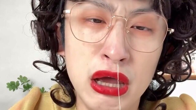 لا أصدق أن هناك من يستطيع العطس وعيناه مفتوحتان!