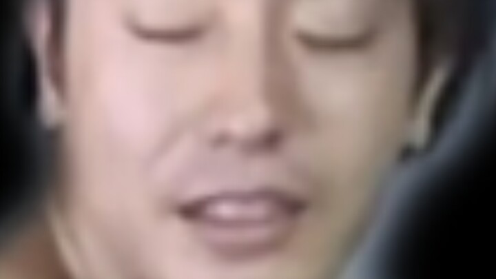 Pria yang menoleh dan tersenyum