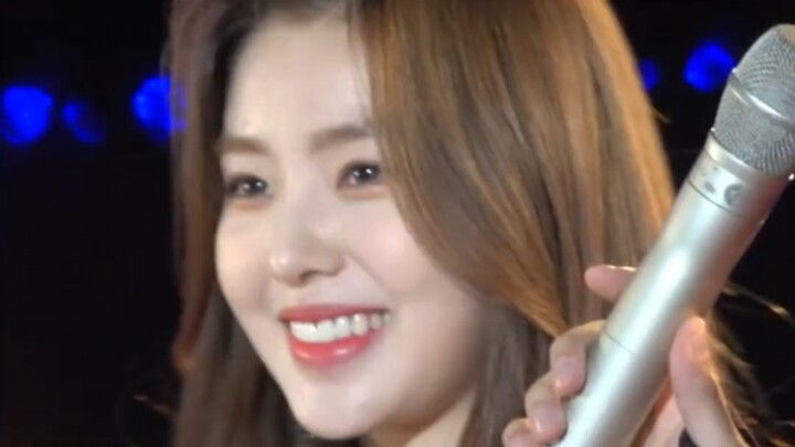 ในงานคืนนั้น หลังจากที่หวังเจียเอ่อร์ช่วยพี่เพ่ยออกจากสถานการณ์ลำบาก พี่สาวก็มองเขาด้วยแววตาเปี่ยมไป