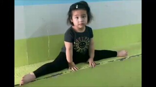 Nakasplit sa pagkakaupo 😂✌️