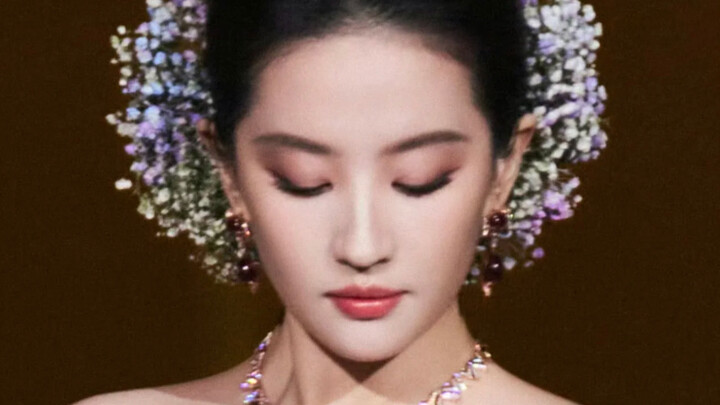Wear baby’s breath like it’s diamonds! Liu Yifei really knows how to set the trend!