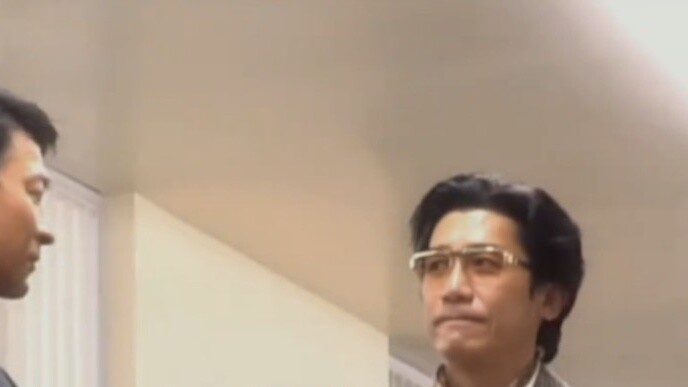 Betapa hati-hatinya Andy Lau di lokasi syuting, Tony Leung Chiu Wai menggunakan tangannya untuk meli