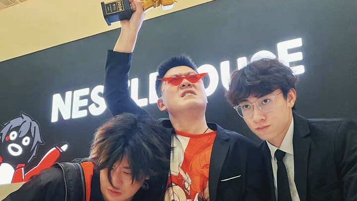 Bos pergi untuk mengambil daftar 100 besar (senang