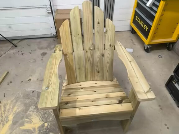 เก้าอี้ทำมือจากไม้แผ่น