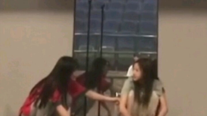 【黑喵】同款蹲姿有 一起蹲着就不觉得累了