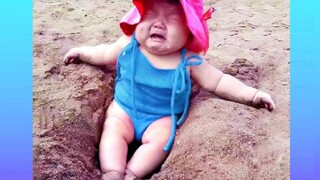 พยายามอย่าหัวเราะ เด็กตลกล้มเหลวบนชายหาด วิดิโอตลก