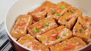 Cả nhà bạn sẽ mê tít món đậu hủ chiên nước mắm đơn giản này _ Tofu vs fish sauce