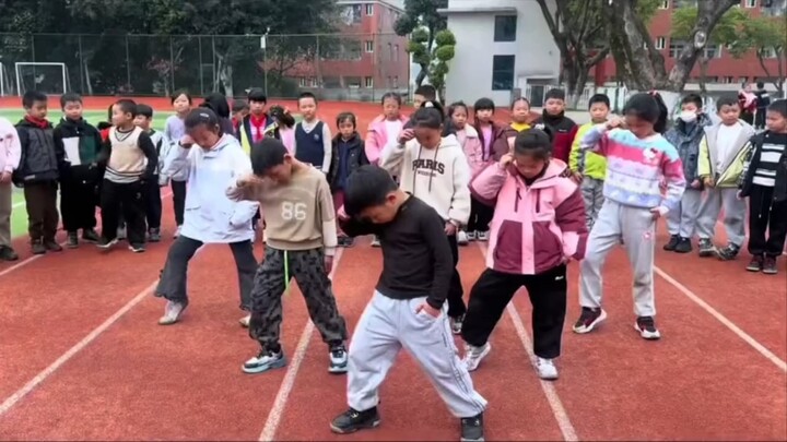 Vị trí trung tâm này đâu phải do Hồ đứng bừa, người bình thường mà đứng thì thực sự không thể giữ nổ